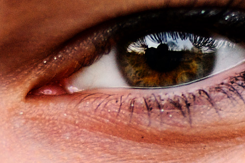 100% crop of photo of eye